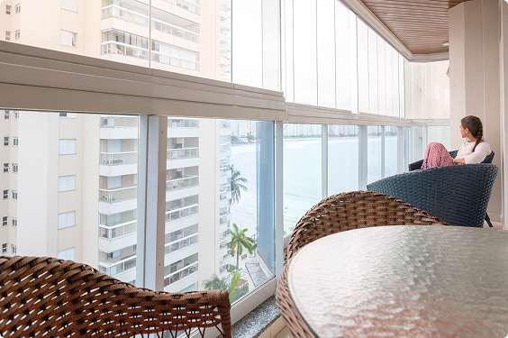Sala confortável com janelas amplas e vista para o mar
