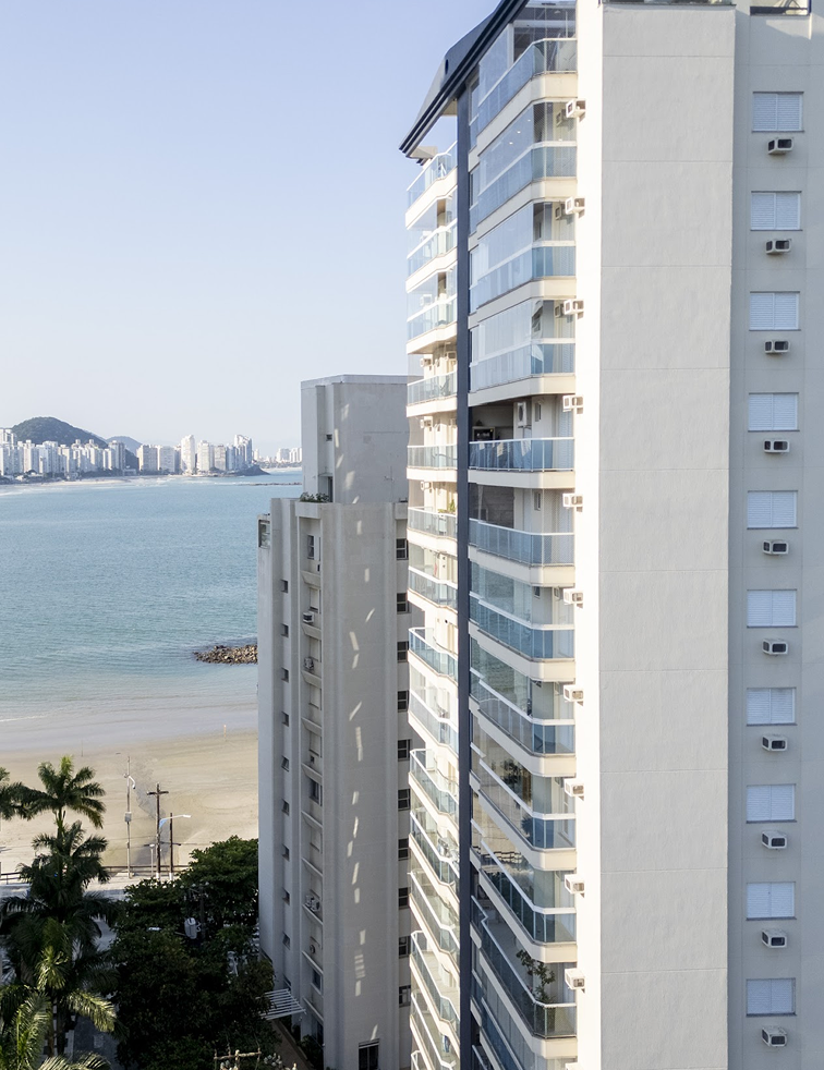 Vista da praia e dos prédios em frente ao mar